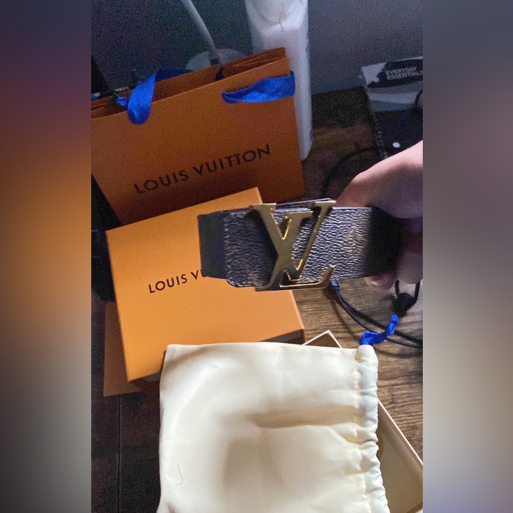 100/40 Louis Vuitton brown belt gold buckle.